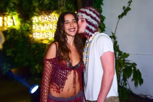 Marina Sena usa look telado e exibe lingerie ao lado do namorado, Juliano Floss