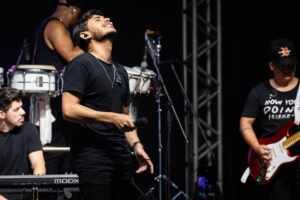 Lucas Rocha encanta fãs em show memorável em São Sebastião