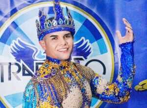 Rei da bateria, Bruno Pinheiro marca presença em lançamento do samba-enredo da Tradição