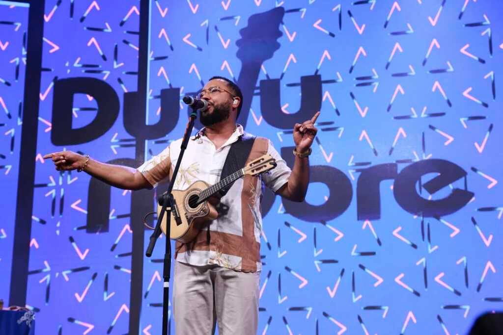 Karinah e Dudu Nobre brilham em show na feijoada da Mangueira com dança e samba de raiz