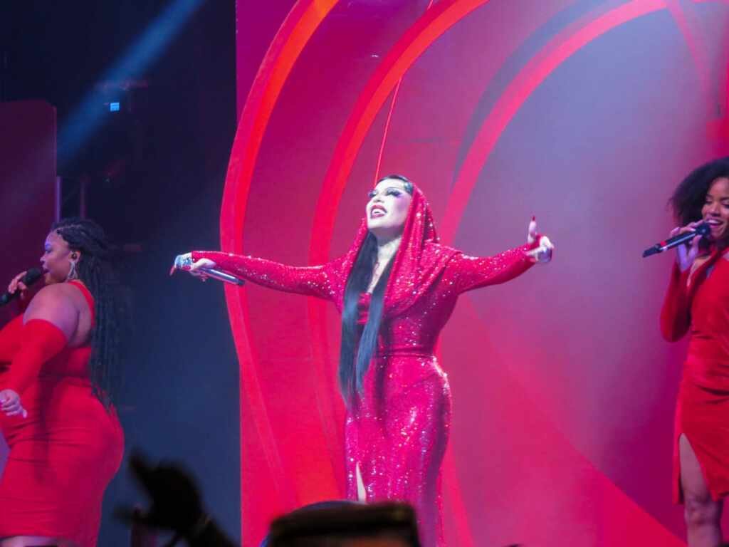 Gloria Groove encanta o Rio com o espetáculo "Serenata da GG" no Espaço Hall