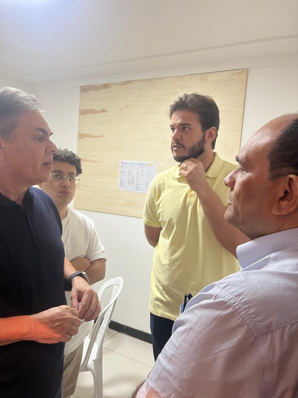 Surge uma nova liderança no Nordeste 24 O ex-governador Cássio Cunha Lima discute estratégias eleitorais com Bruno e Pimentel
