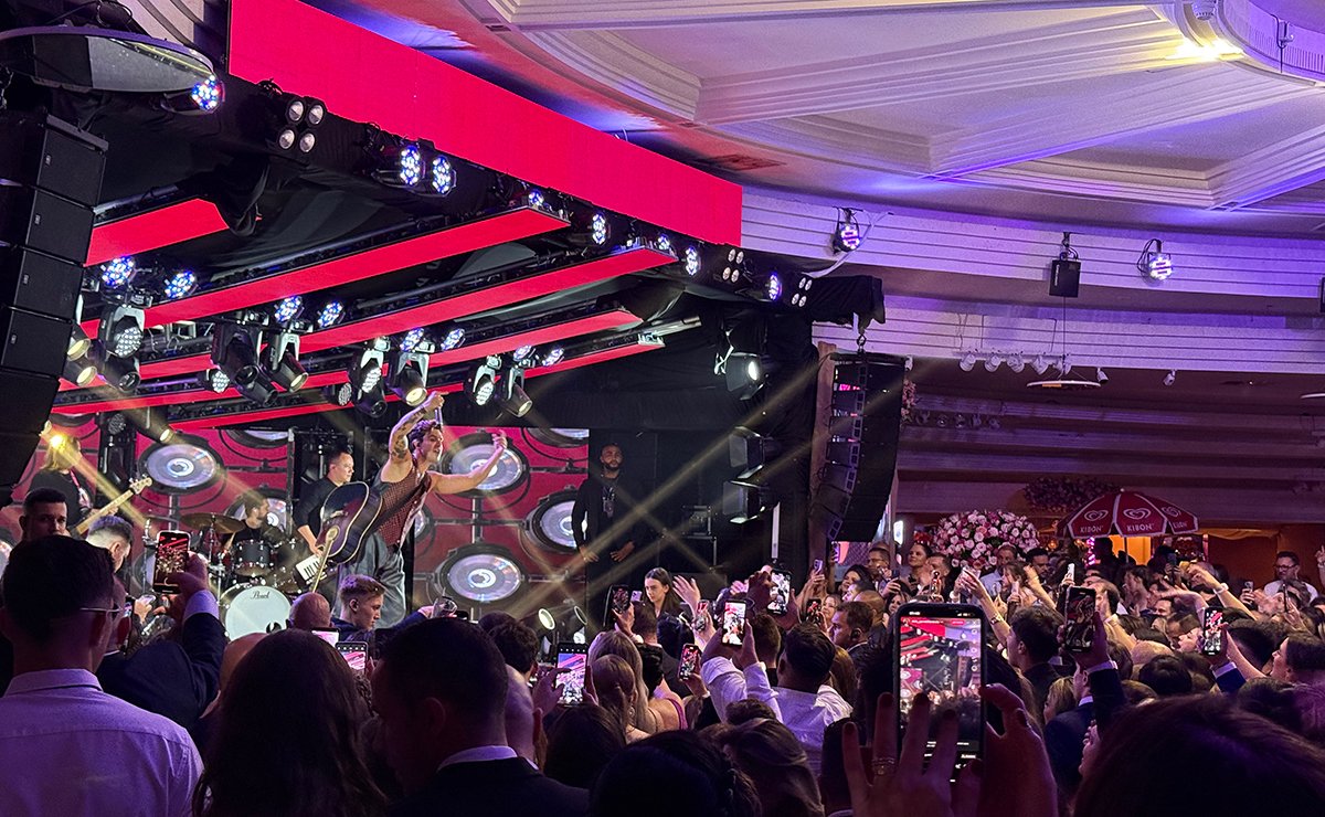 Jhennifer Lopes debuta em celebração que reuniu 1.200 convidados com show de Luan Santana Jhennifer Lopes debuta em celebração que reuniu 1.200 convidados com show de Luan Santana