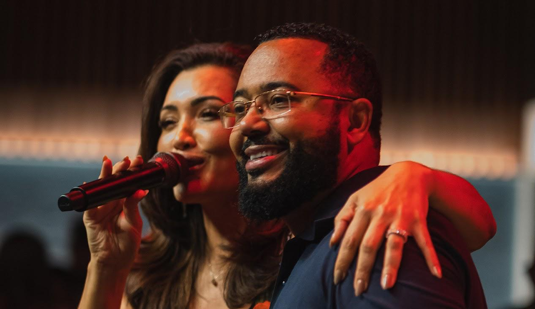 Karinah e Dudu Nobre fazem show na tradicional Feijoada da Verde e Rosa Karinah e Dudu Nobre fazem show na tradicional Feijoada da Verde e Rosa
