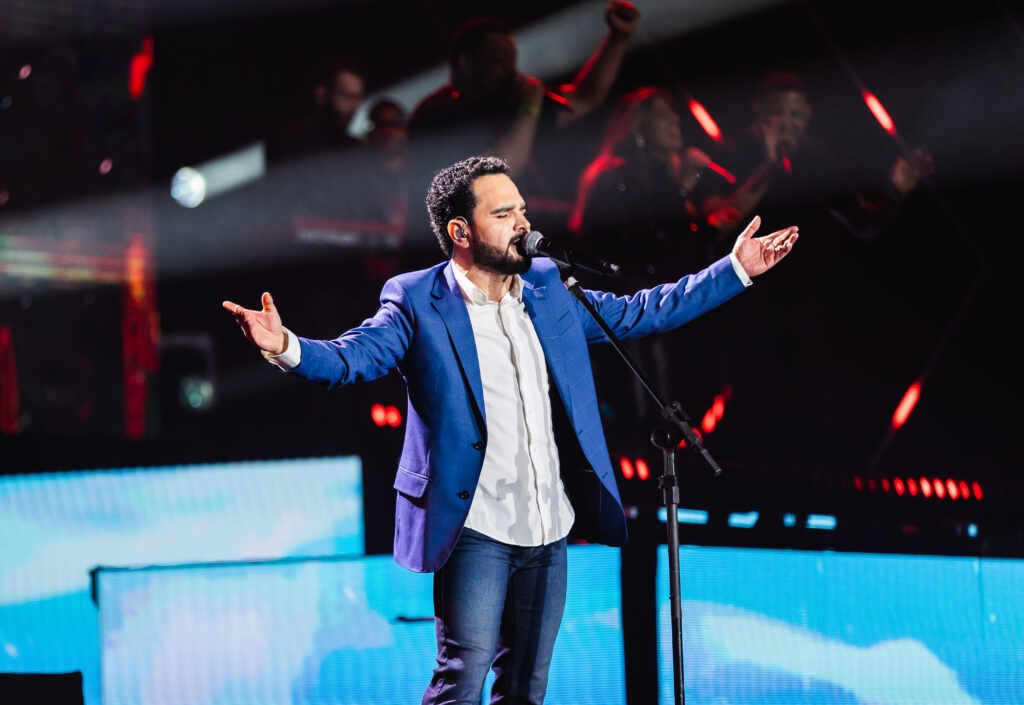 "Vitorioso És", de Luciano Camargo, alcança números expressivos nas plataformas digitais 27 Luciano Camargo lança “Vai Passar”, primeiro Single de seu novo projeto Gospel, ‘Unidos pela Fé’