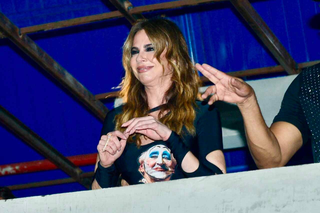 Luciana Gimenez prestigia ensaio da Vai-Vai como madrinha de bateria Luciana Gimenez prestigia ensaio da Vai-Vai como madrinha de bateria