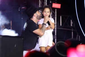 Filha de Edson, da dupla com Hudson, rouba a cena ao cantar no Navio Maiara e Maraisa 29 Filha de Edson, da dupla com Hudson, rouba a cena ao cantar no Navio Maiara e Maraisa