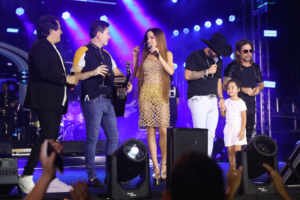 Filha de Edson, da dupla com Hudson, rouba a cena ao cantar no Navio Maiara e Maraisa 30 Filha de Edson, da dupla com Hudson, rouba a cena ao cantar no Navio Maiara e Maraisa
