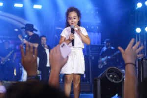 Filha de Edson, da dupla com Hudson, rouba a cena ao cantar no Navio Maiara e Maraisa 27 Filha de Edson, da dupla com Hudson, rouba a cena ao cantar no Navio Maiara e Maraisa