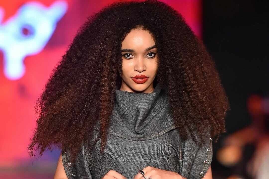 Stephanie Durval abre o desfile da marca Mocup na 25ª edição da Casa de Criadores Stephanie Durval abre o desfile da marca Mocup na 25ª edição da Casa de Criadores