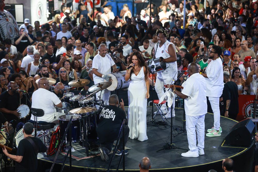 Karinah faz sua estreia no templo do samba a convite do grupo Fundo de Quintal 33 Karinah faz sua estreia no templo do samba a convite do grupo Fundo de Quintal
