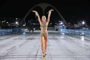 Sabrina Sato participa de ensaio de bateria na Sapucaí