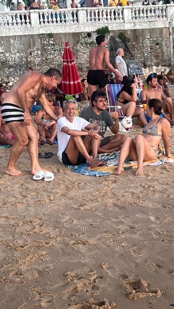 Caetano Veloso curte dia na Praia do Porto da Barra ao lado de amigos 26 85708282 d949 4298 a167 93451ae046ca 1