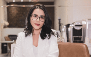Jaqueline Pereira: A Especialista em Terapia de Mão que Transforma Dor em Funcionalidade