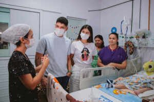 Zé Vaqueiro e esposa visitam hospital e trocam experiências com pais atípicos