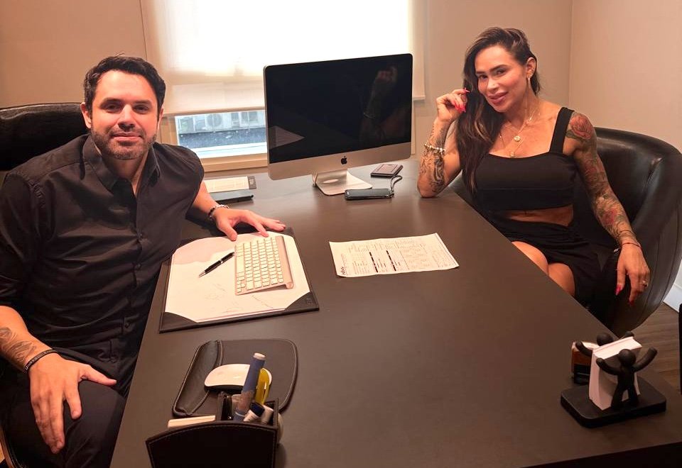 Musa Fitness Fabi Frota intensifica cuidados com Dr. Derek Camargo para o Carnaval 2025 24 Dr. Derek Camargo e Fabi Frota - Crédito da Foto: Divulgação