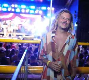 Marcus Majella dança Sururu do Babado Novo em Salvador
