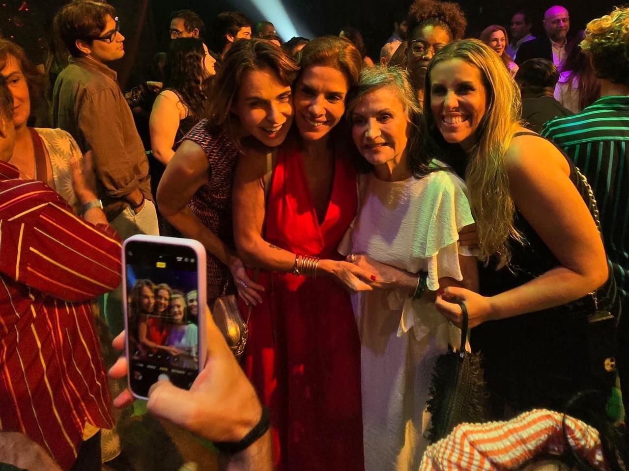 Cantora Bruna Barros prestigia inauguração no Teatro Fashion Mall em noite de homenagens