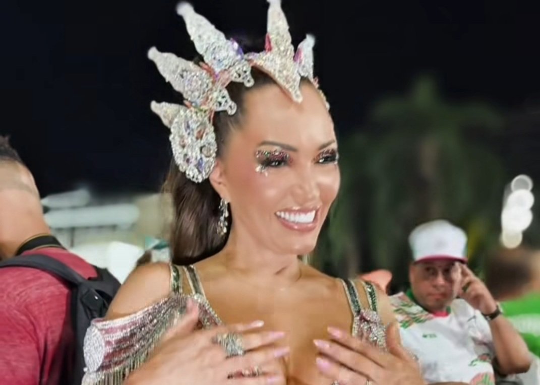 Karinah brilha em ensaio da Mangueira com look deslumbrante Karinah brilha em ensaio da Mangueira com look deslumbrante