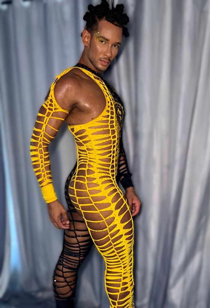 Muso da São Clemente, John Avelino confecciona próprio look para ensaio na Marquês de Sapucaí 24 IMG 20250217 WA0141