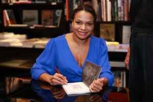 Quitéria Chagas, Rainha de Bateria do Império Serrano, lança livro no Rio de Janeiro