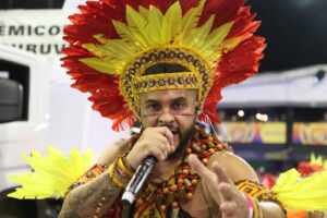 O intérprete Hudson Luiz dá o tom no desfile sobre o manto Tupinambá na Acadêmicos do Tucuruvi