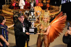 Sabrina Sato emocionada segura Troféu da Gaviões da Fiel em SP
