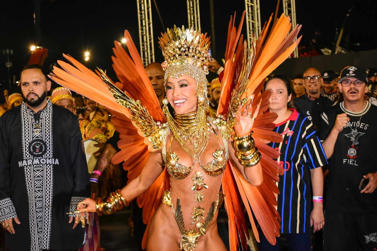 Sabrina Sato emocionada segura Troféu da Gaviões da Fiel em SP 26 Desanexadas