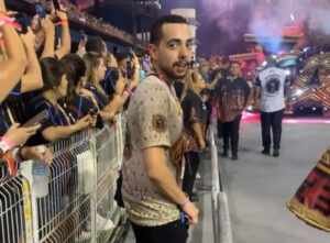 Lucas Selfie é flagrado no desfile da Gaviões da Fiel no Anhembi