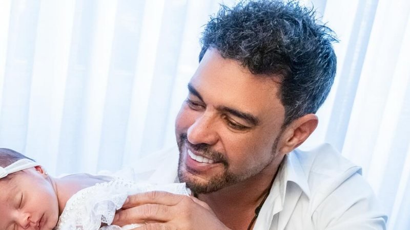 Zezé Di Camargo encanta a web com novas fotos da filha caçula, Clara Zezé Di Camargo encanta a web com novas fotos da filha caçula, Clara