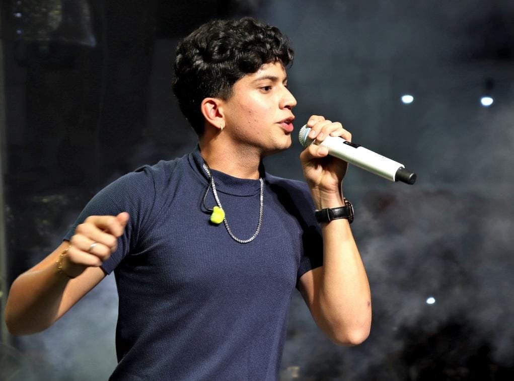 Léo Foguete conquista o país com hits e atitude ousada: “Gosto de fazer diferente” Léo Foguete representa o forró no palco principal da Festa de Peão de Barretos
