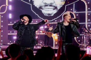 Felipe & Rodrigo surpreendem torcedores com show após vitória do Brasil e anunciam novo DVD