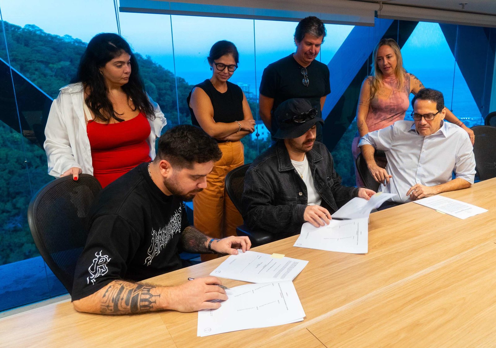 DJ Topo assina contrato com a Sony Music Brasil 28 PHOTO 2025 04 02 19 05 47 scaled