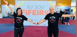 O casal Iara e Eduardo Xavier – Caçadores de Bons exemplos palestraram no FIFE 2025