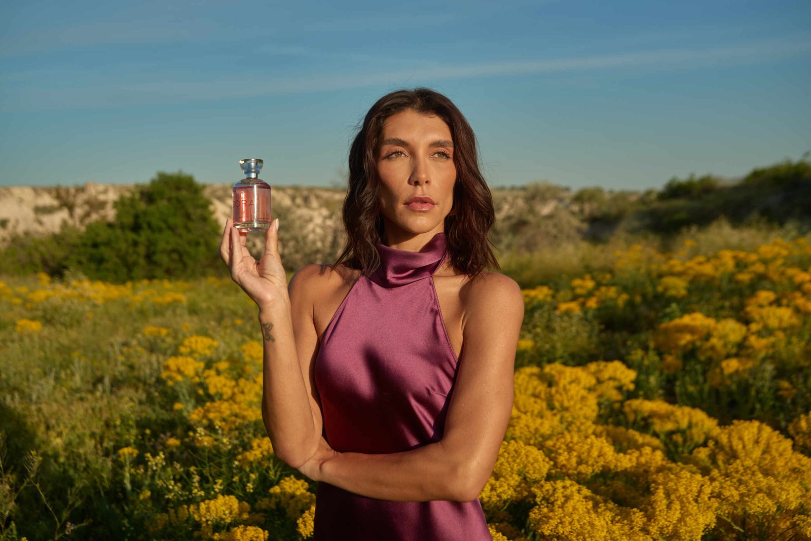 Influencer grava campanha do seu primeiro perfume na Turquia após votação com seguidores Influencer grava campanha do seu primeiro perfume na Turquia após votação com seguidores