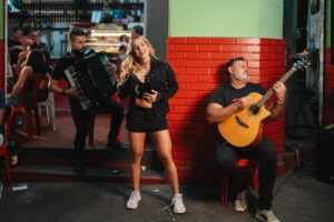 Gabi Martins volta às origens no clipe de “Colchão Novo”, gravado em boteco de BH