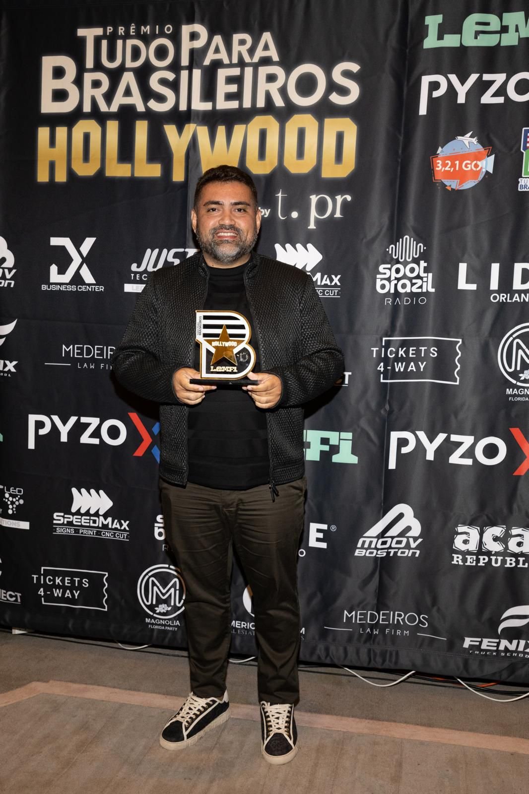 Léo Souza é premiado em Beverly Hills como referência em Social Media Ministry nos EUA 28 PHOTO 2025 05 23 04 30 05 2
