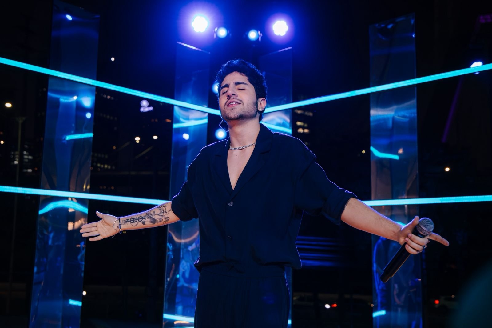 Hugo Henrique lança EP “Sonho Ao Vivo” com foco em “Menina de Ouro”