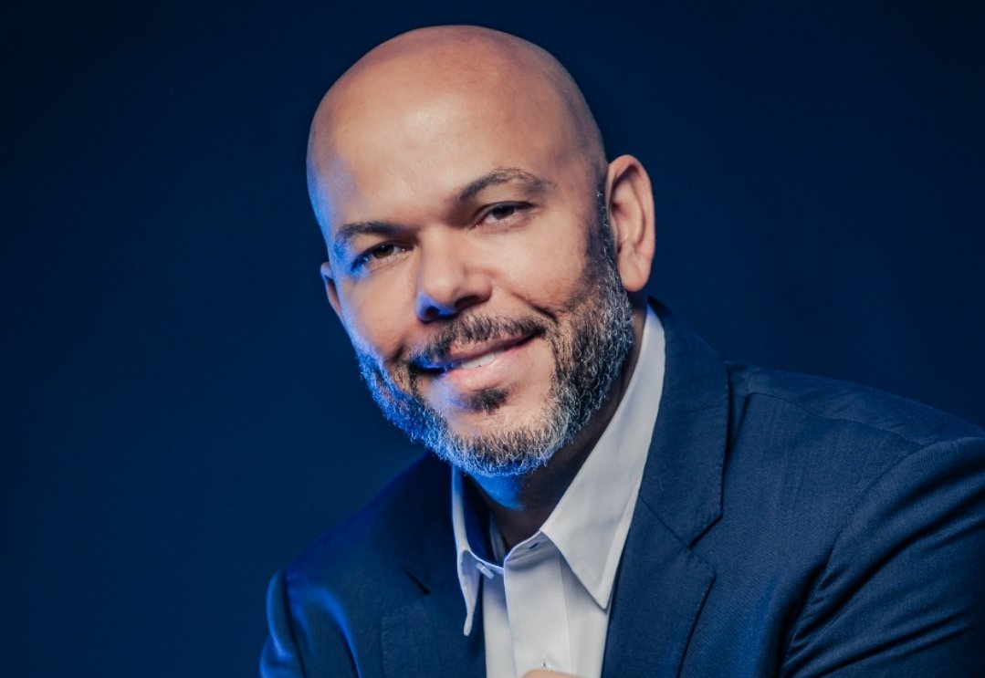 Lucio Santana lança novo livro “Remissão de Tempo” Lucio Santana lança novo livro “Remissão de Tempo”