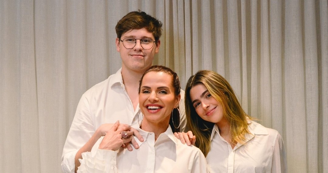Karen Lopes posa ao lado dos filhos em celebração ao Dia das Mães