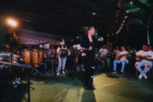 Ana Clara, potência do samba feminino, lança vídeo exclusivo com músicas gravadas na ‘Batucada da Ana Clara’