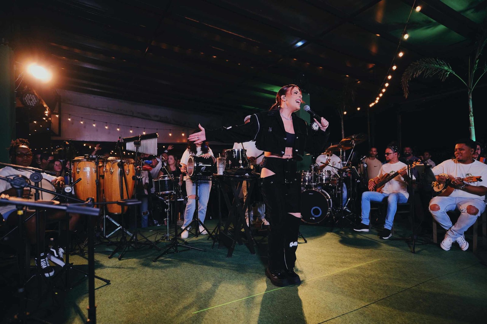 Ana Clara, potência do samba feminino, lança vídeo exclusivo com músicas gravadas na ‘Batucada da Ana Clara’