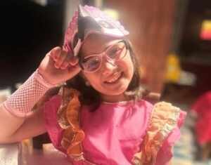 Talento: Alice Monteiro vive Laura na infância em filme dos 60 anos da Globo