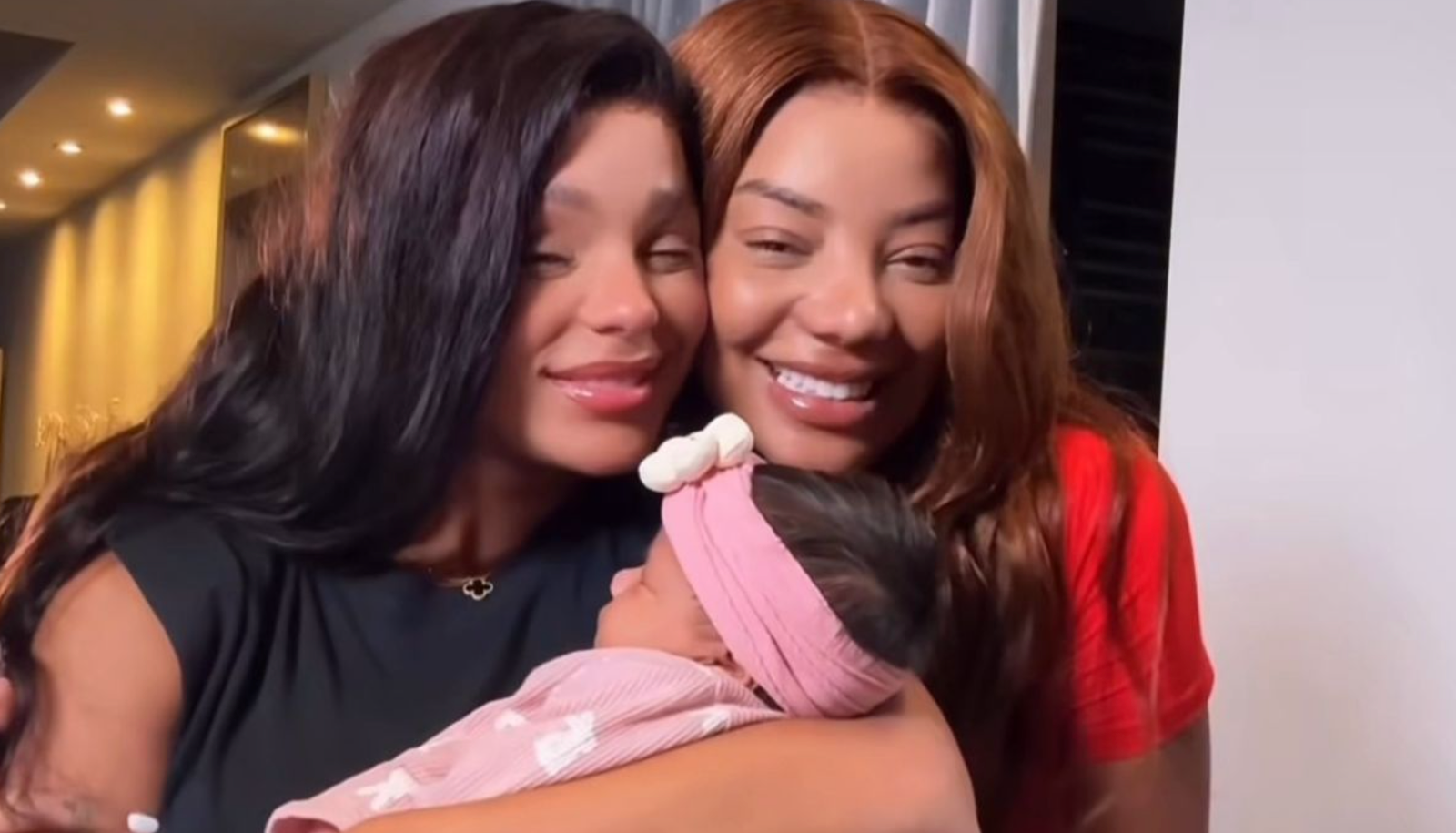 Ludmilla e Brunna Gonçalves revelam primeiro rosto da filha Zuri Ludmilla e Brunna Gonçalves revelam primeiro rosto da filha Zuri