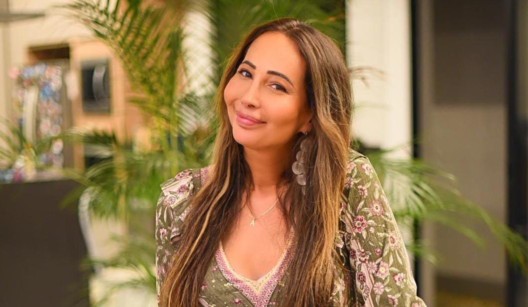 Amanda Fróes celebra sucesso nas redes e desabafa sobre transição e polêmicas