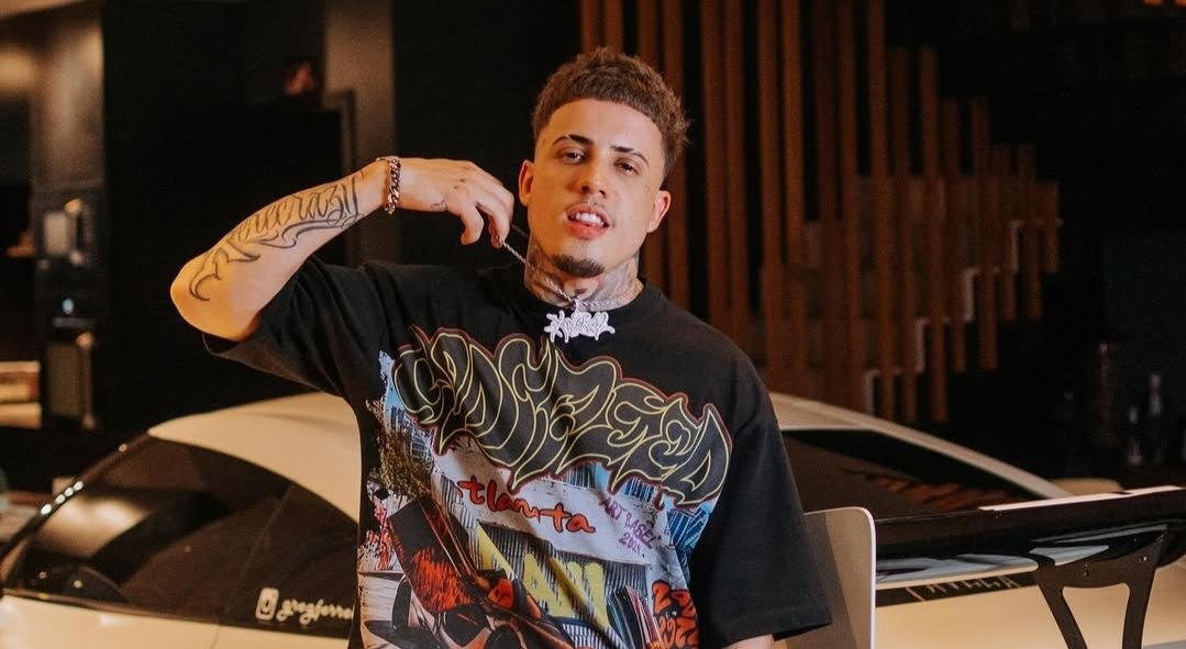 Greg comove ao recomprar carro de fã falecido e devolvê-lo à família como homenagem Greg comove ao recomprar carro de fã falecido e devolvê-lo à família como homenagem