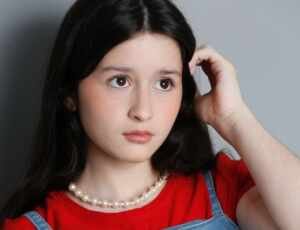 Valentina Pegoretti vive Leila e se destaca no musical Teen Beach Movie no Teatro dos Grandes Atores