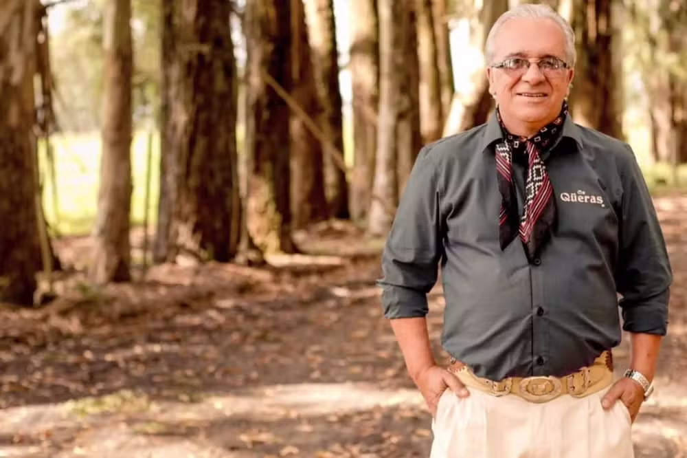 Morre aos 65 anos o cantor, durante apresentação em Caxias do Sul 24 O cantor Sinval da Luz Finger Boeira, conhecido como Qüerinha, do grupo 'Os Qüeras' — Foto: Divulgação/ Maqeli Bresolin