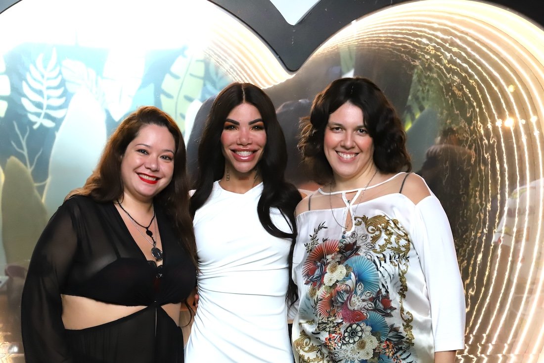 Quem é a Fada? A mente criativa por trás da Erotika Town e da nova era do entretenimento erótico no Brasil 24 Anaxandra Martins, Vicki Demito e Fada - Crédito da Foto: Selo Vitoria via Carlos Pupo