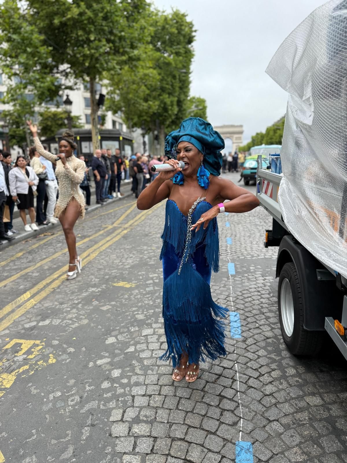 Carnaval em Paris: Cantora brasileira Pipa Brasey brilha em carro de som da “Azulinha” 32 IMG 20250717 WA02081
